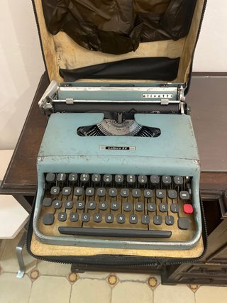 Máquina de escribir antigua Olivetti