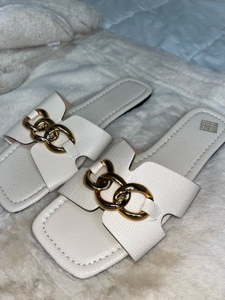 Sandalias Blancas con Detalle de Cadena