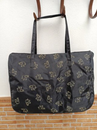 Maxi bolso negro con estampado de elefantes