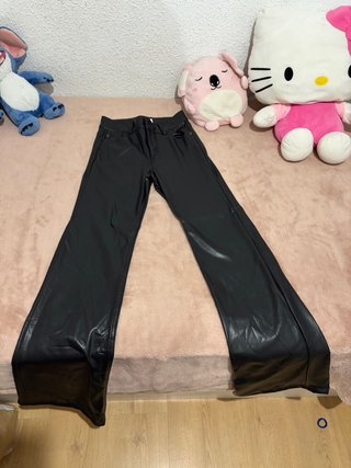 Pantalones de cuero elásticos acampanados