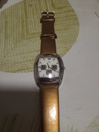 Reloj de pulsera con correa marrón