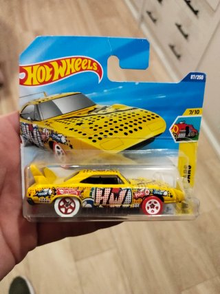 Hot Wheels coche miniatura amarillo