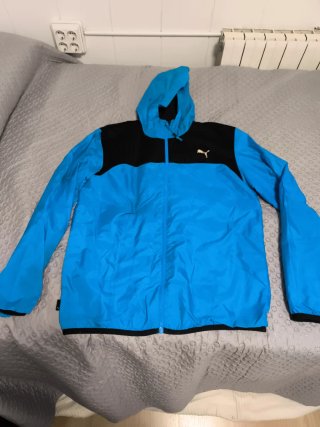 Chaqueta cortavientos Puma azul y negra