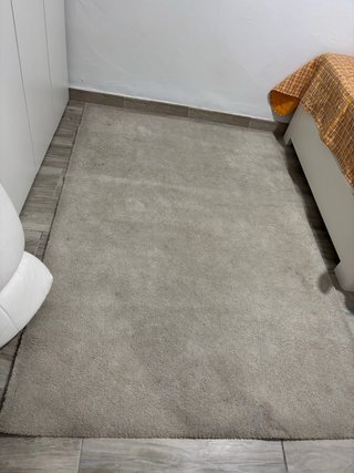 Tappeto in pelo grigio