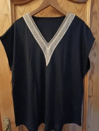 Camiseta Negra con Detalle de Encaje