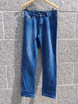 Pantalones vaqueros con bordados