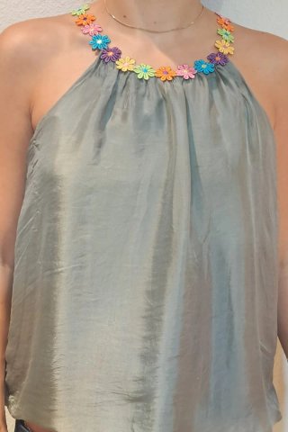 Blusa gris con detalle floral