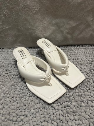 Sandalias con tacón Stradivarius blancas