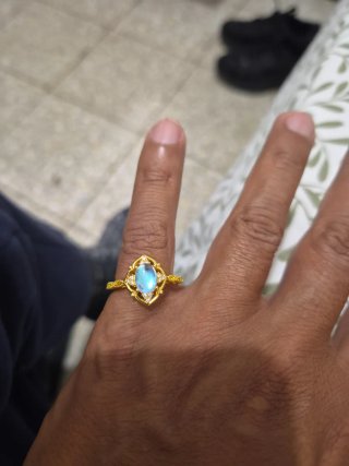 Anillo acero enchapado en oro con Piedra lunar Azu