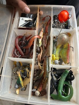 2 Cajas con surtido de cebos para pesca