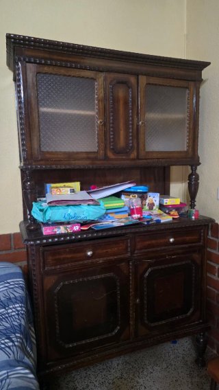 Alacena con vitrina rústica de madera
