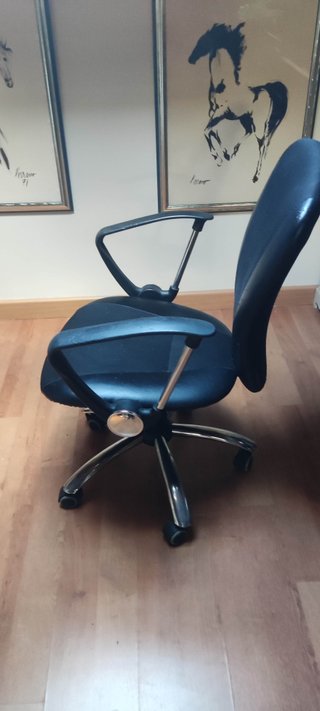 Silla de escritorio ergonómica negra