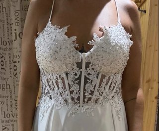 Vestido de novia con encaje y pedrería