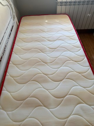 Cama con estructura metálica y colchón
