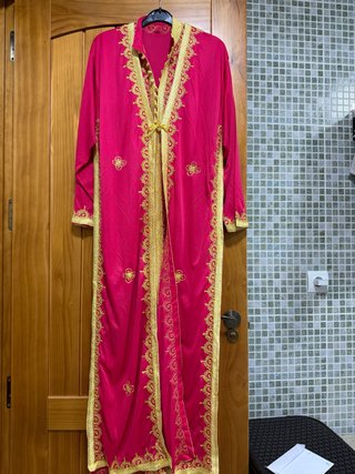 Vestido árabe fucsia con bordados dorados