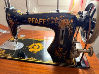 Máquina de coser antigua Pfaff con mueble