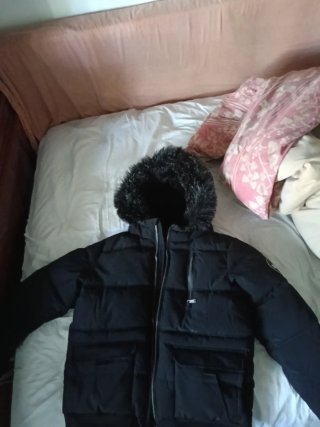 Abrigo Supply Negro con Capucha