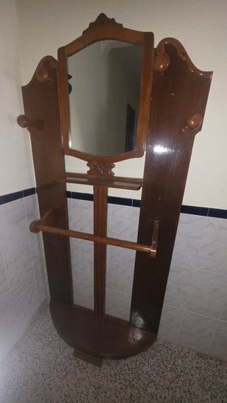 Recibidor Antiguo de Madera con Espejo