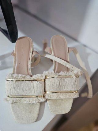 Sandalias con tacón ancho y flecos