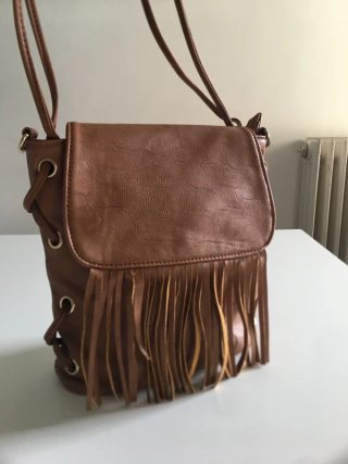 Bolso bandolera marrón con flecos