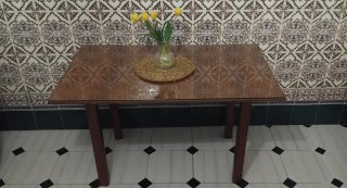 Mesa de salón de madera y cristal