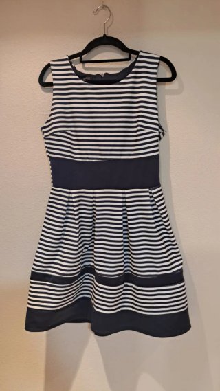 Vestido de rayas azul y blanco