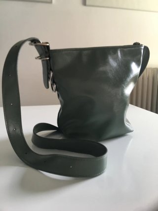 Bolso bandolera verde oscuro minimalista
