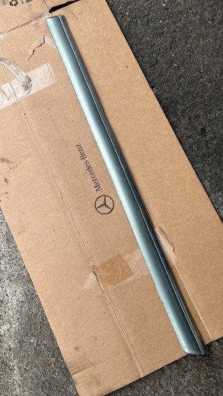 Moldura lateral Mercedes-Benz