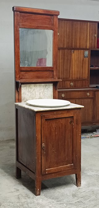 Lavabo antiguo de madera y mármol con espejo