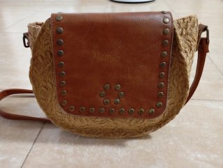 Bolso Bandolera con Tachuelas