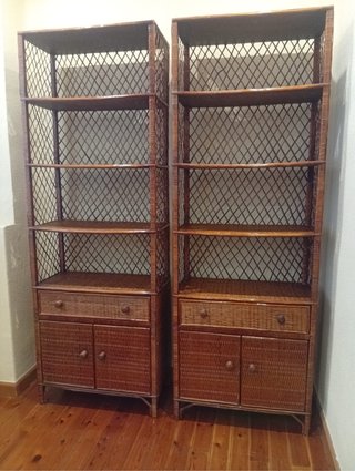 Set de 2 estanterías de mimbre y bambú.