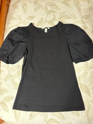 Camiseta Negra con Mangas Abullonadas