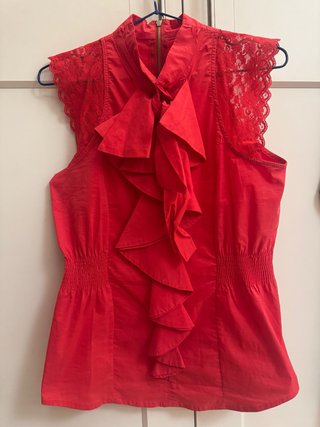 Blusa roja con volantes y encaje