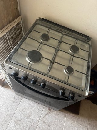 Cocina de butano con Horno marca Zanussi.