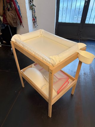 Cambiador de madera clara Ikea y bañerita bebé