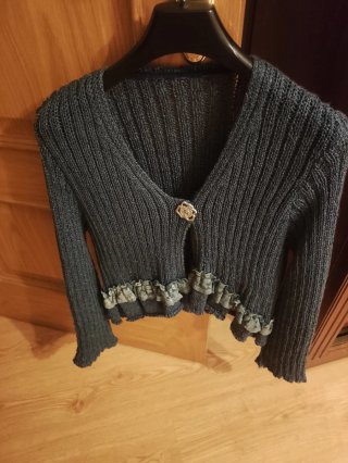Chaqueta de punto azul con detalle de volantes