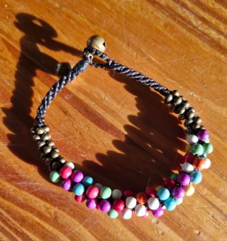 Pulsera con cuentas de colores y cascabeles