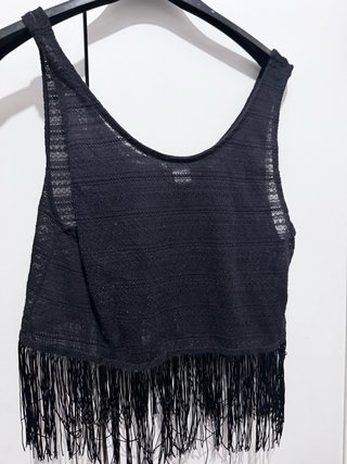 Suéter de verano negro con flecos