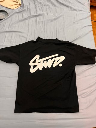 Camiseta Negra con Estampado Blanco