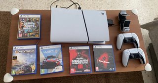 PlayStation 5 con 2 mandos y 5 juegos
