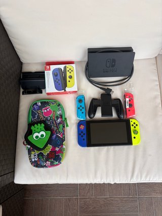 Nintendo Switch con Joy-Con Azul y Amarillo