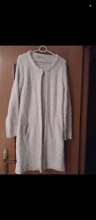 Chaqueta larga de punto de bolitas
