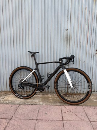 Bicicleta Gravel Scott Addict Tuned