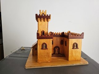 Castello in legno con luci interne