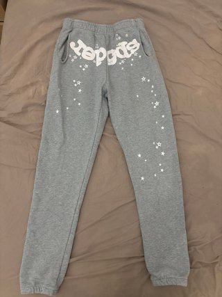 Pantalón de chándal gris con estampado