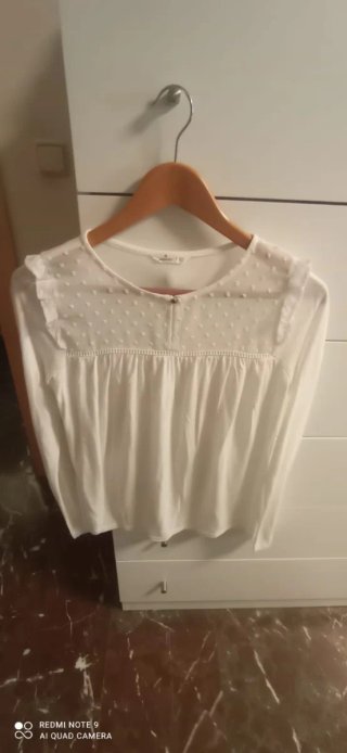 Camiseta Blanca con Detalle de Volantes