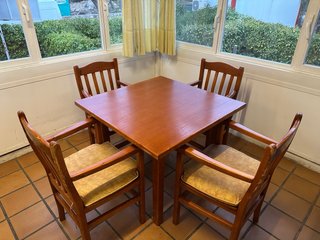 Conjunto de mesa y 4 sillas de madera