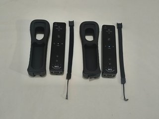 2 Mandos Wii Motion Plus Negros + Fundas + Correas