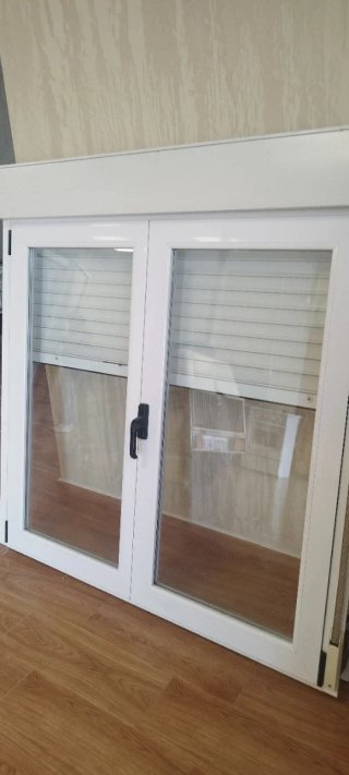 Ventana de Aluminio Blanca con Persiana