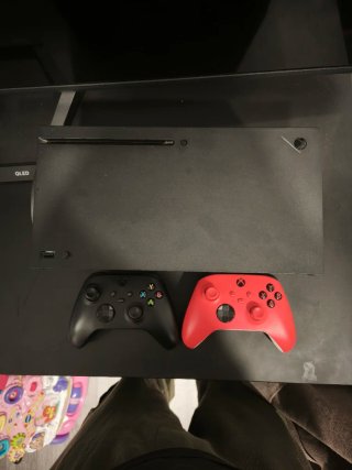 Xbox Series X con dos mandos